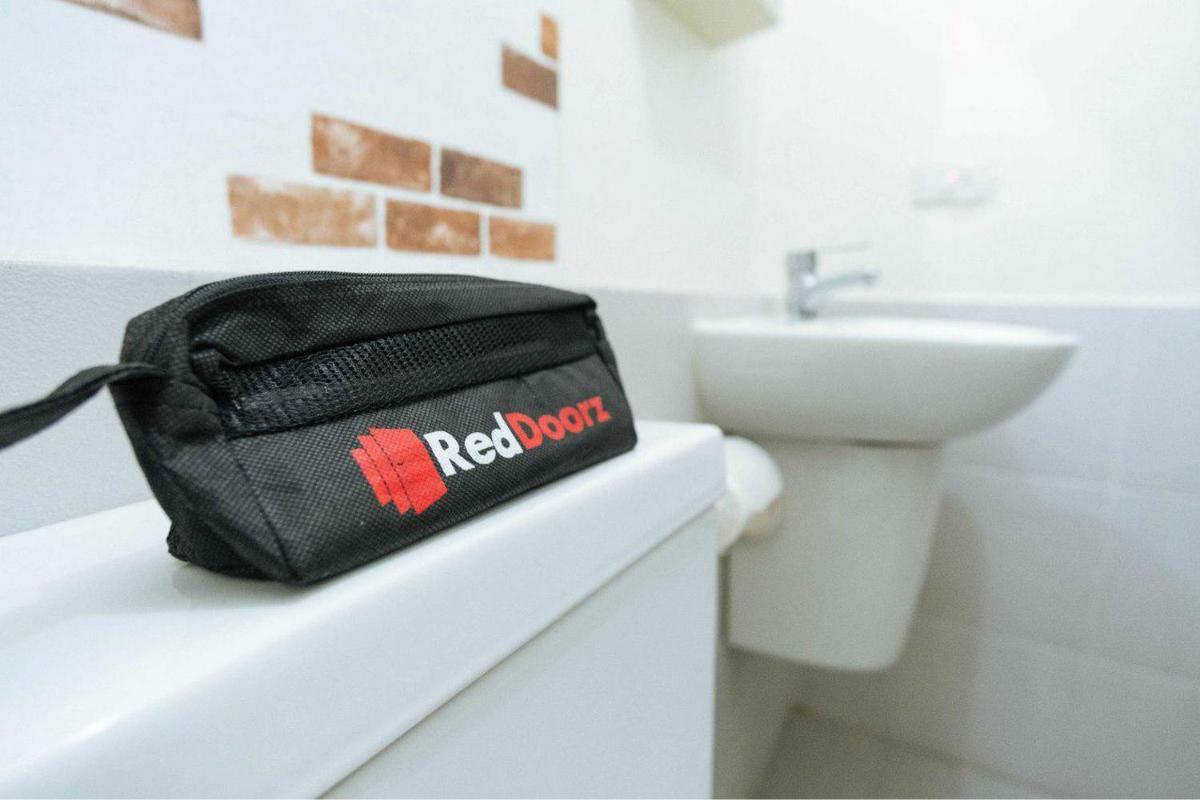 RedDoorz near CitraLand Gama City Medan - Housity