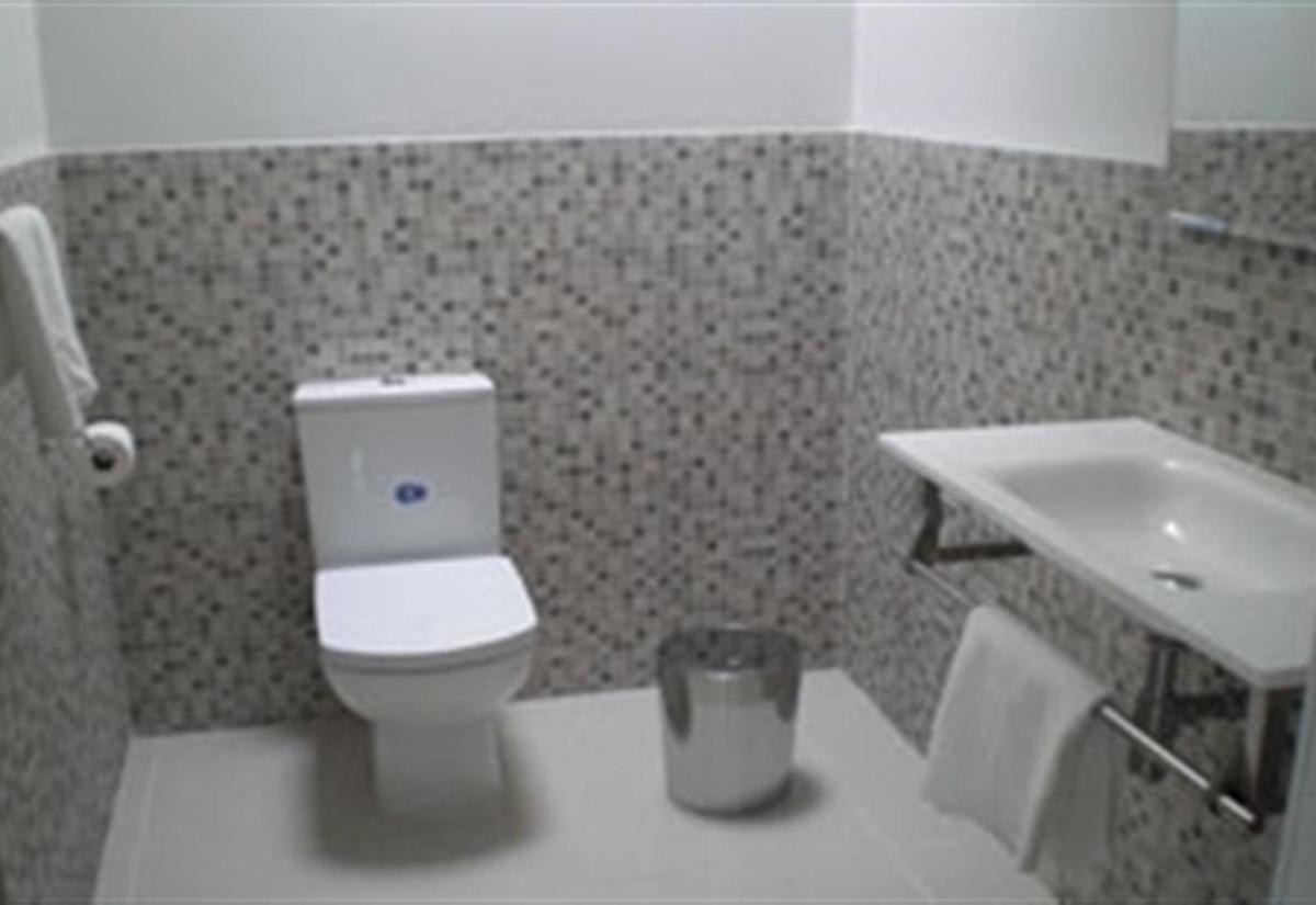 A modern villa with a large solari - Housity