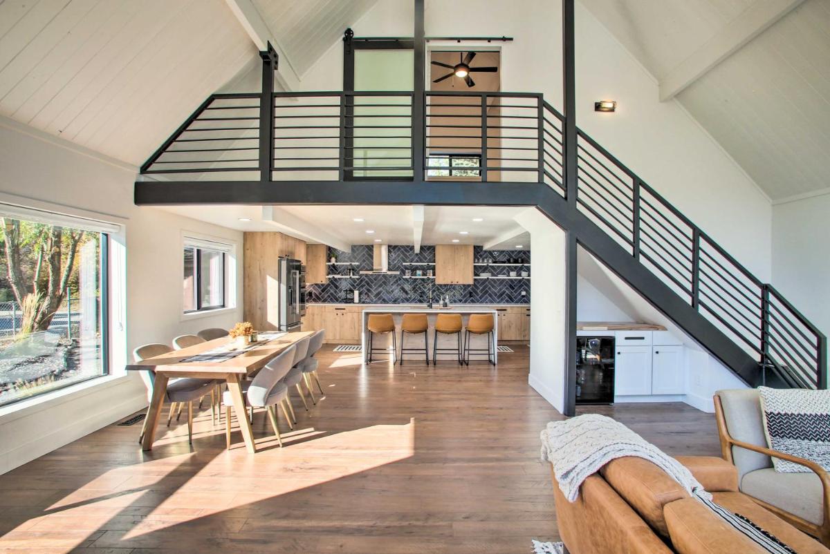 A Contemporary Dream Lakefront Rathdrum Oasis! - Housity