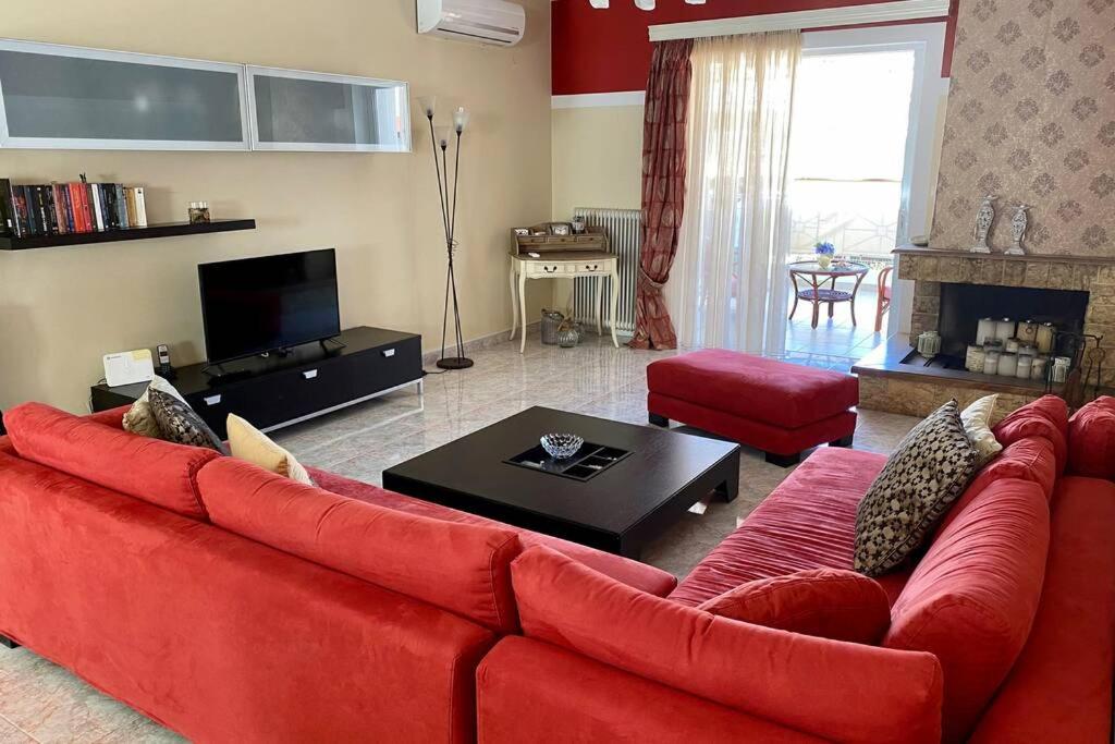 Suitetrails - Elina's Spacious Apartment in Patras with private parking