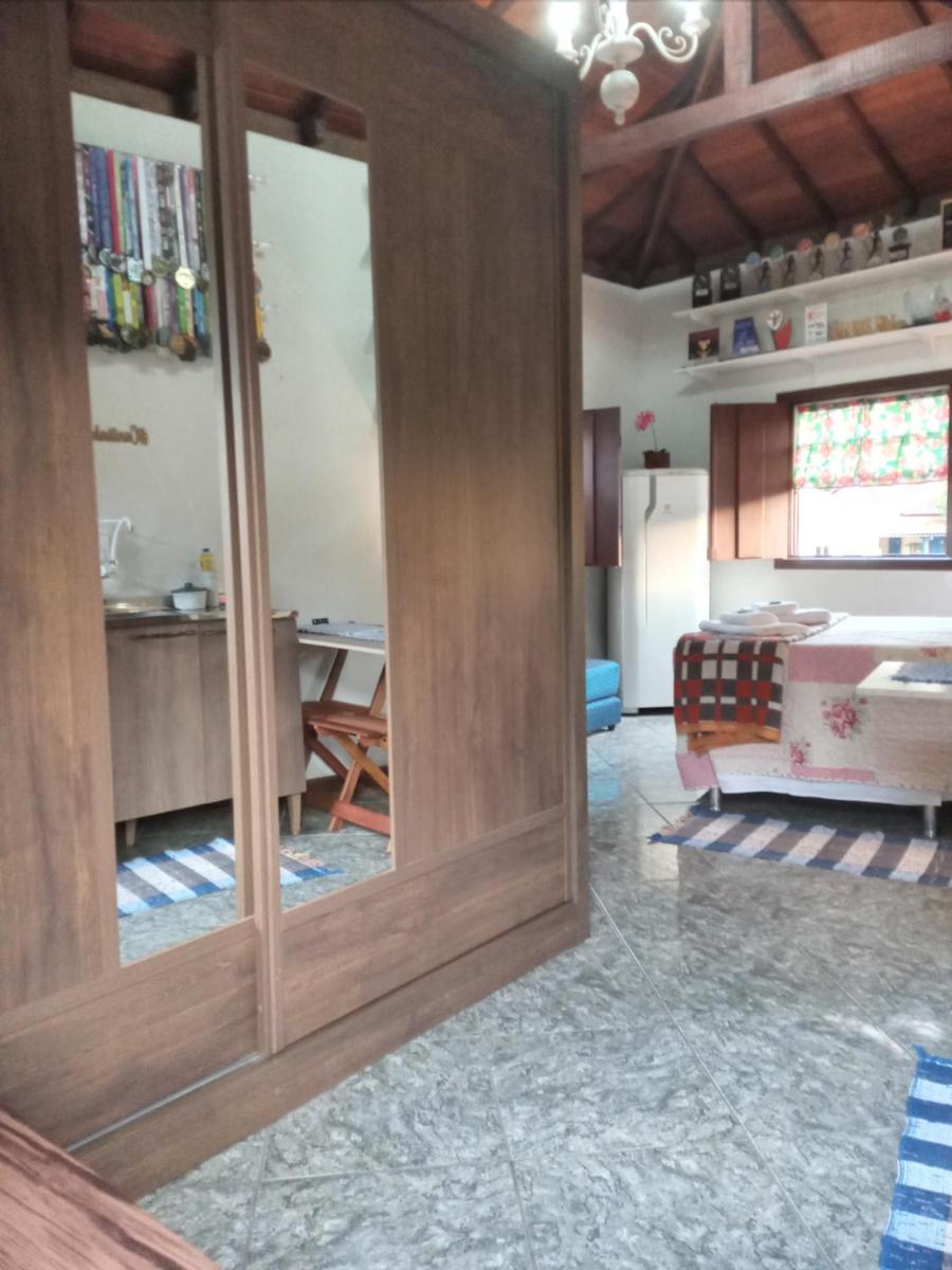 Cantinho meu! Suíte completa com entrada separada da casa principal. Lugar tranquilo e aconchegante. - Housity