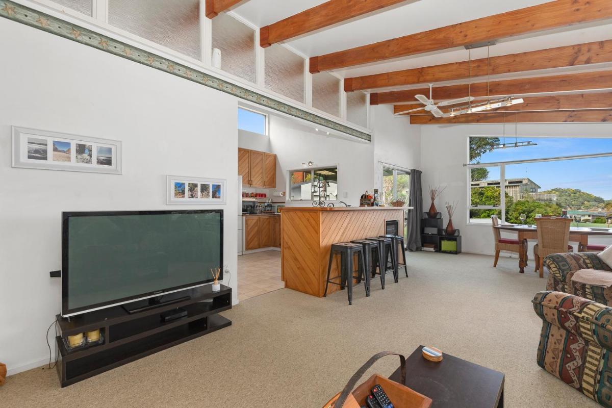 The Outlook - Whangaumu Bay Holiday Home - Housity