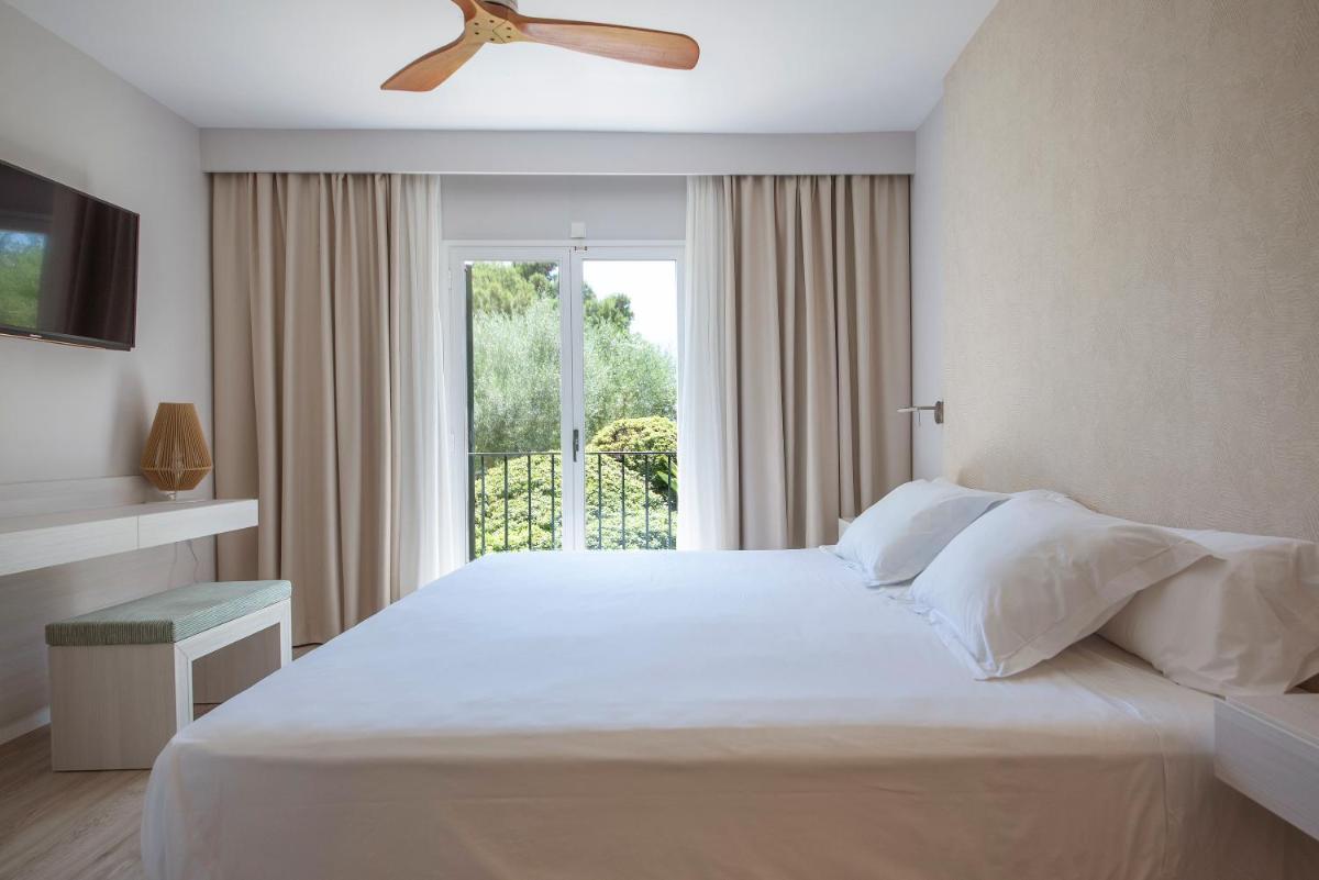 Cama o camas de una habitación en Blau Colònia Sant Jordi