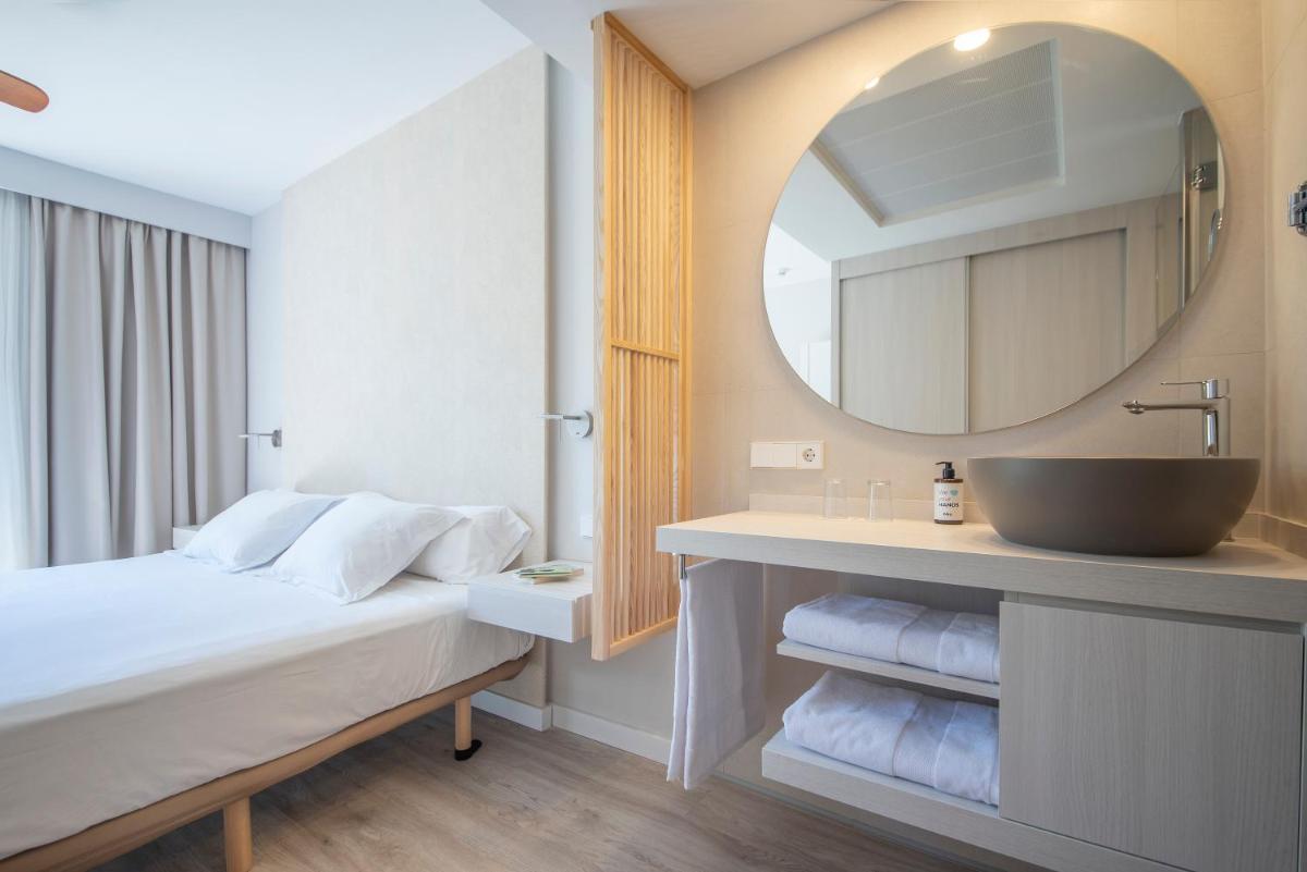 Cama o camas de una habitación en Blau Colònia Sant Jordi