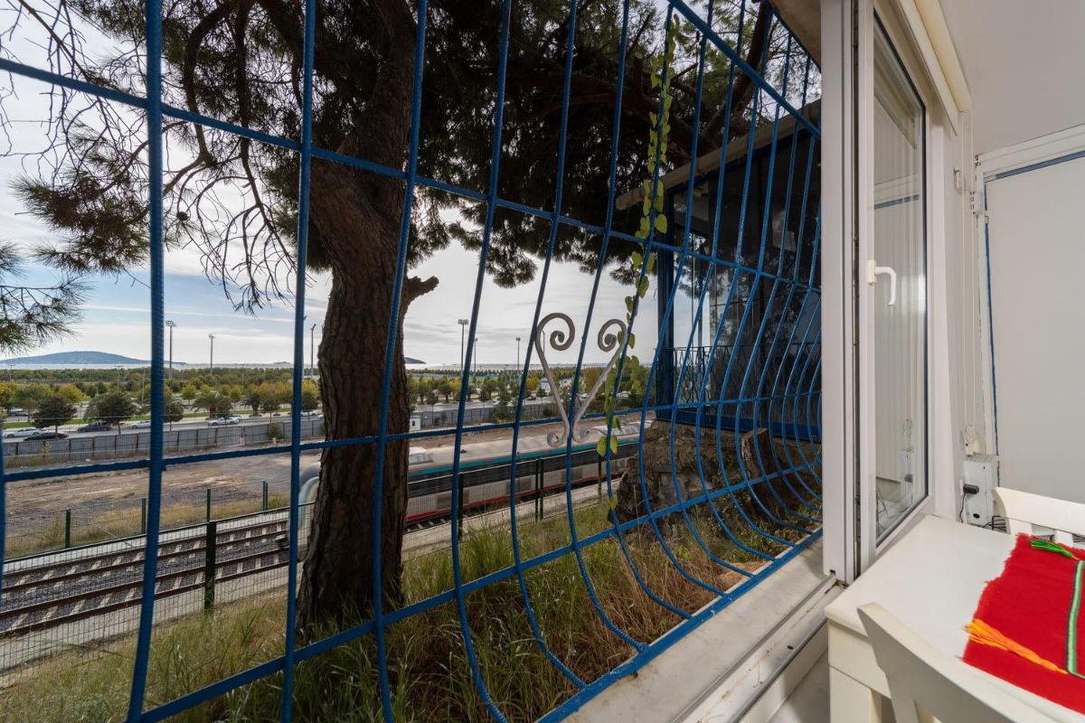House with Tree Inside near Sea in Maltepe - Housity