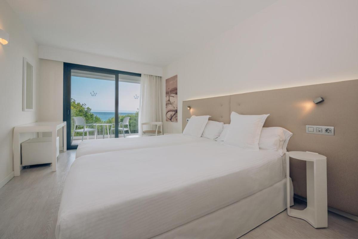 Cama o camas de una habitación en Iberostar Waves Cala Millor - Adults Only