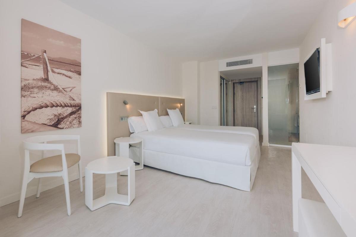 Cama o camas de una habitación en Iberostar Waves Cala Millor - Adults Only