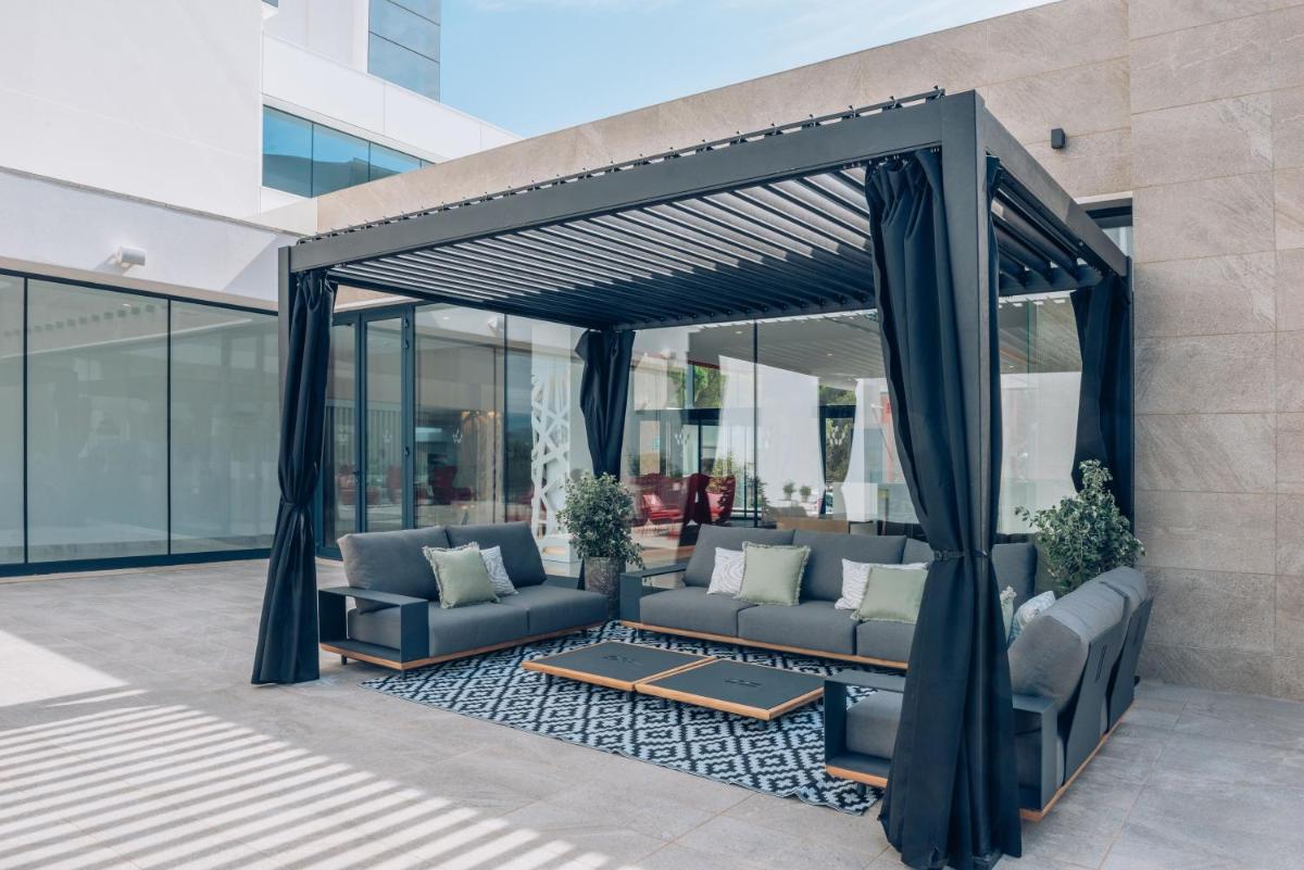 un cenador con sofás y una mesa en Iberostar Waves Cala Millor - Adults Only, en Cala Millor 46 fotos más