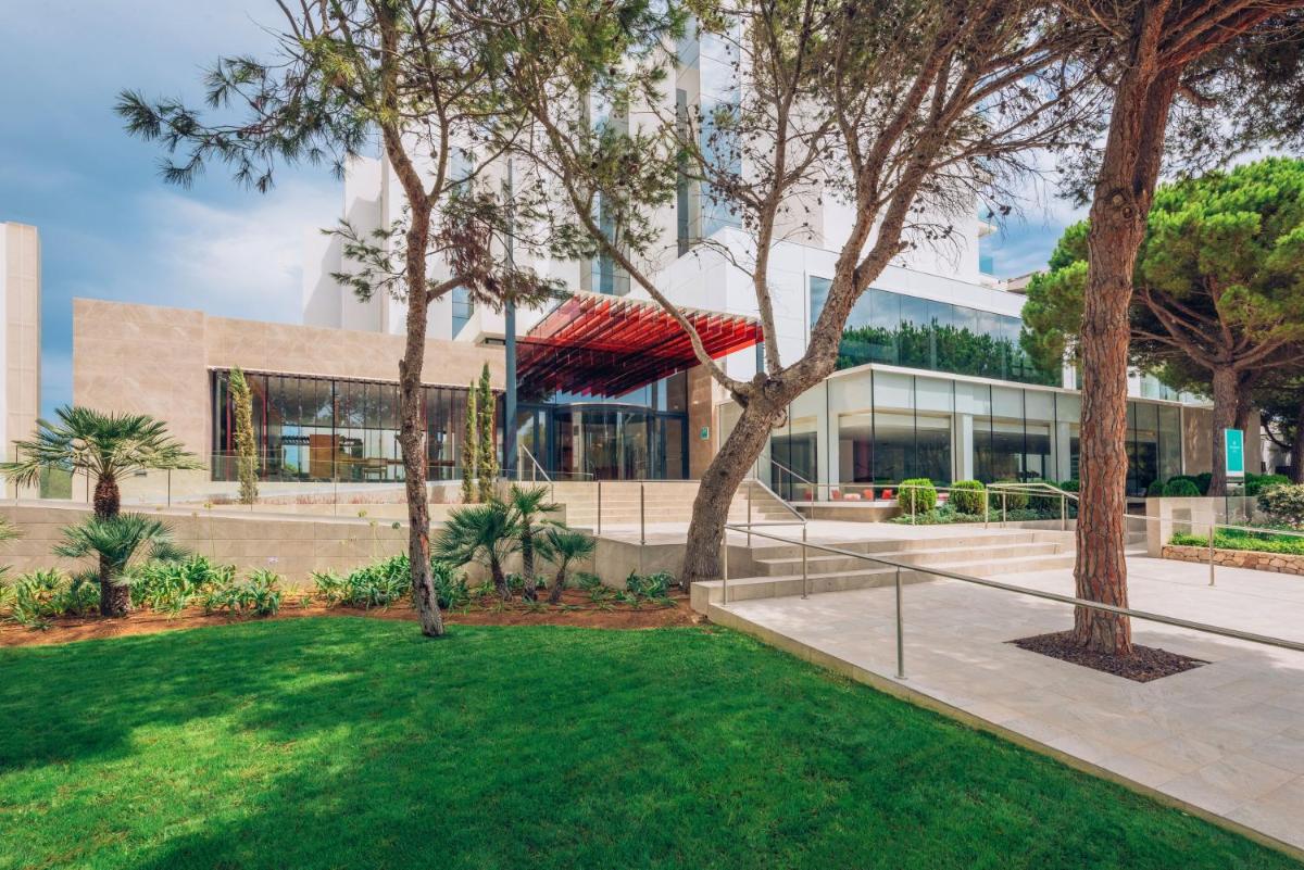 Jardín al aire libre en Iberostar Waves Cala Millor - Adults Only
