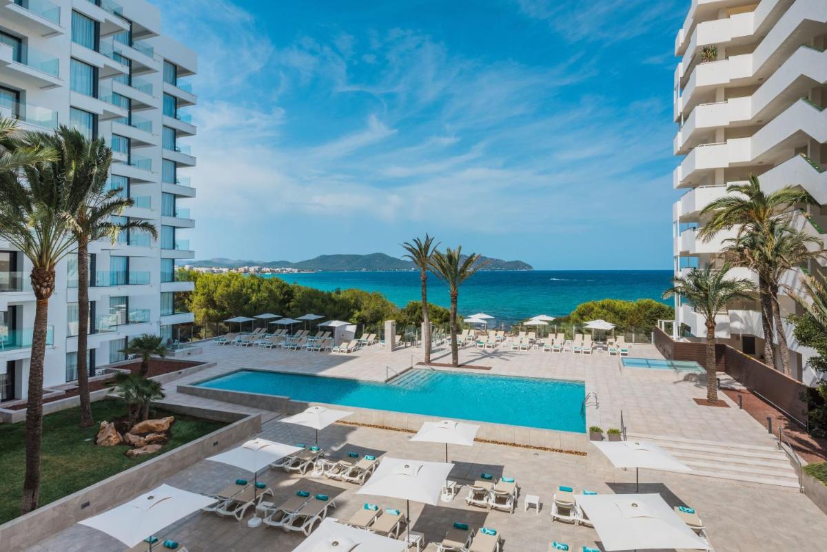 Piscina en o cerca de Iberostar Waves Cala Millor - Adults Only