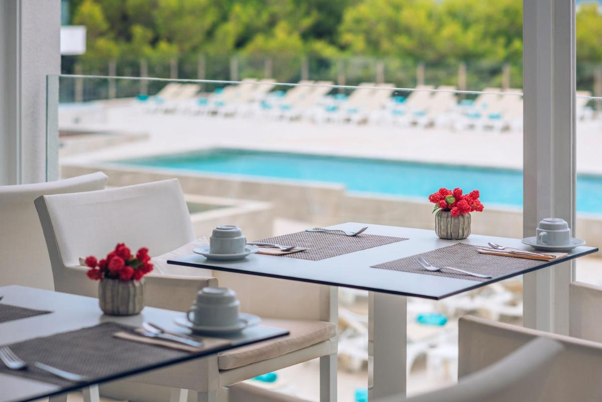 Piscina en o cerca de Iberostar Waves Cala Millor - Adults Only