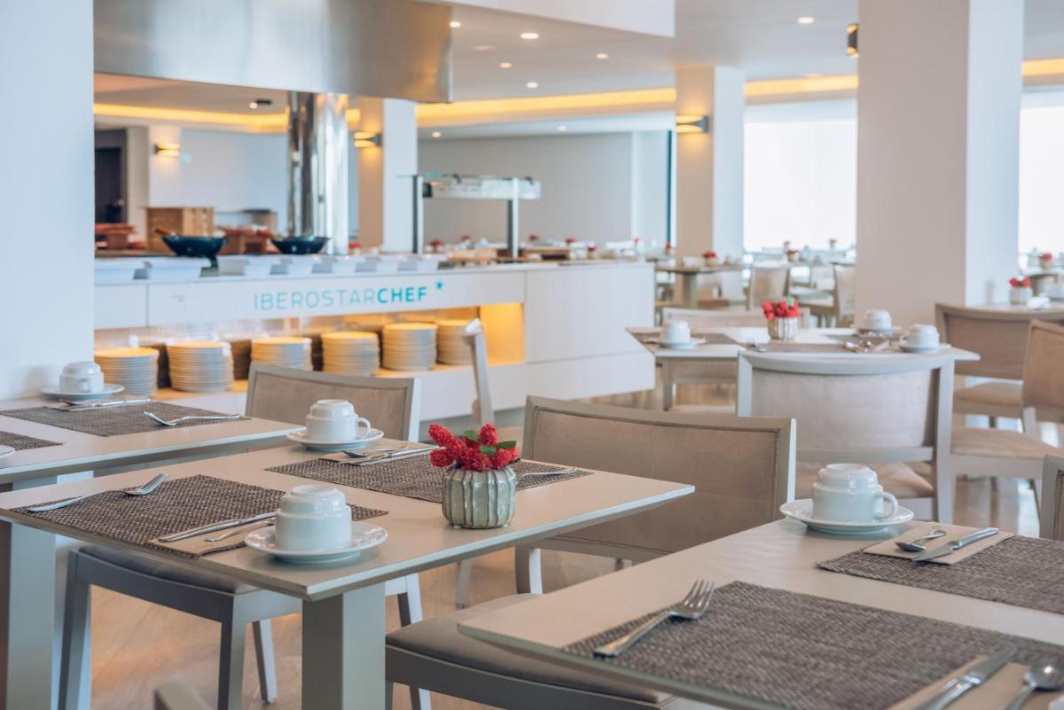Un restaurante o sitio para comer en Iberostar Waves Cala Millor - Adults Only