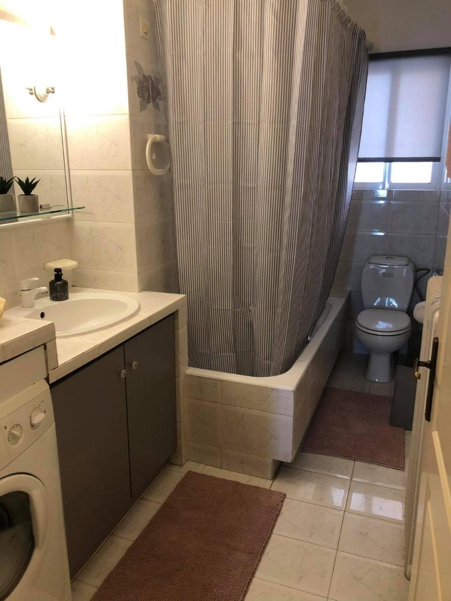 Suitetrails - Elina's Spacious Apartment in Patras with private parking