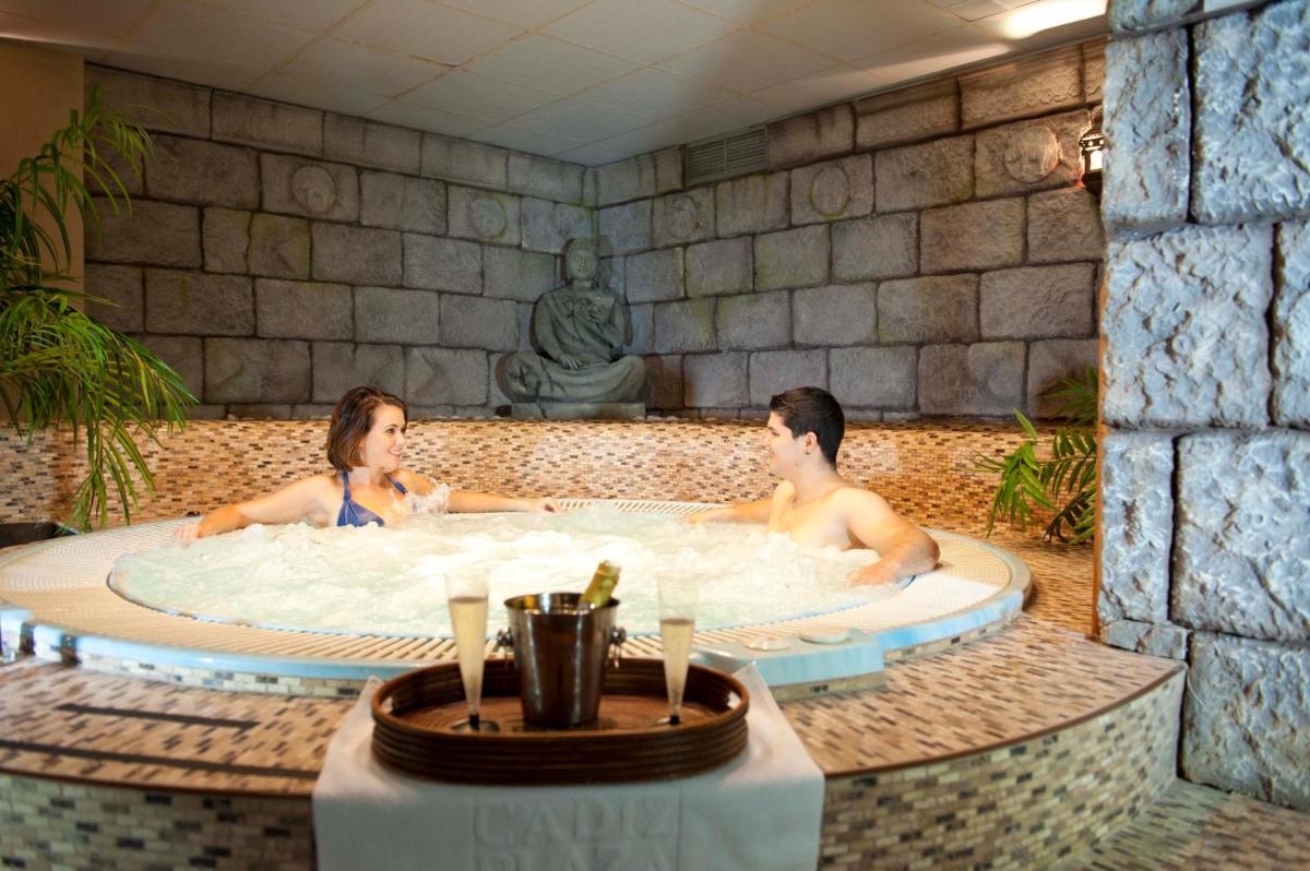 2 personas en un jacuzzi en un complejo en Hotel Spa Cádiz Plaza, en Cádiz 79 fotos más