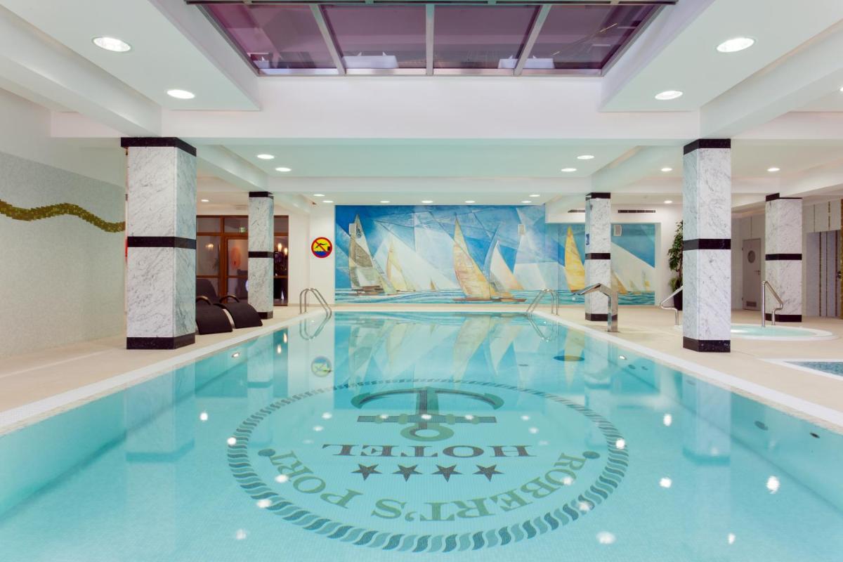 Hotel Robert's Port - Housity