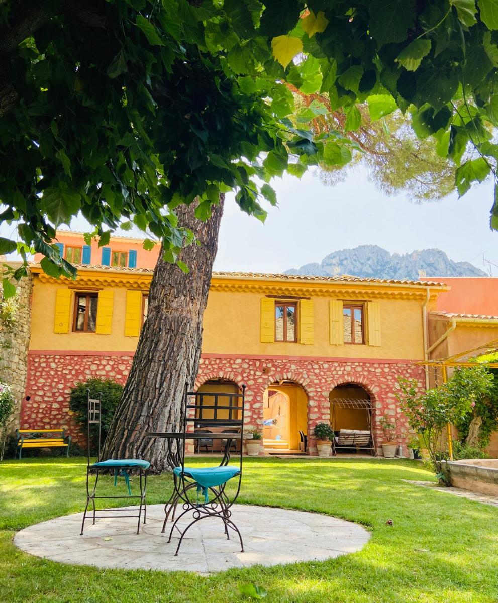 Jardin de l'établissement Les Arcades Le Lion D'or