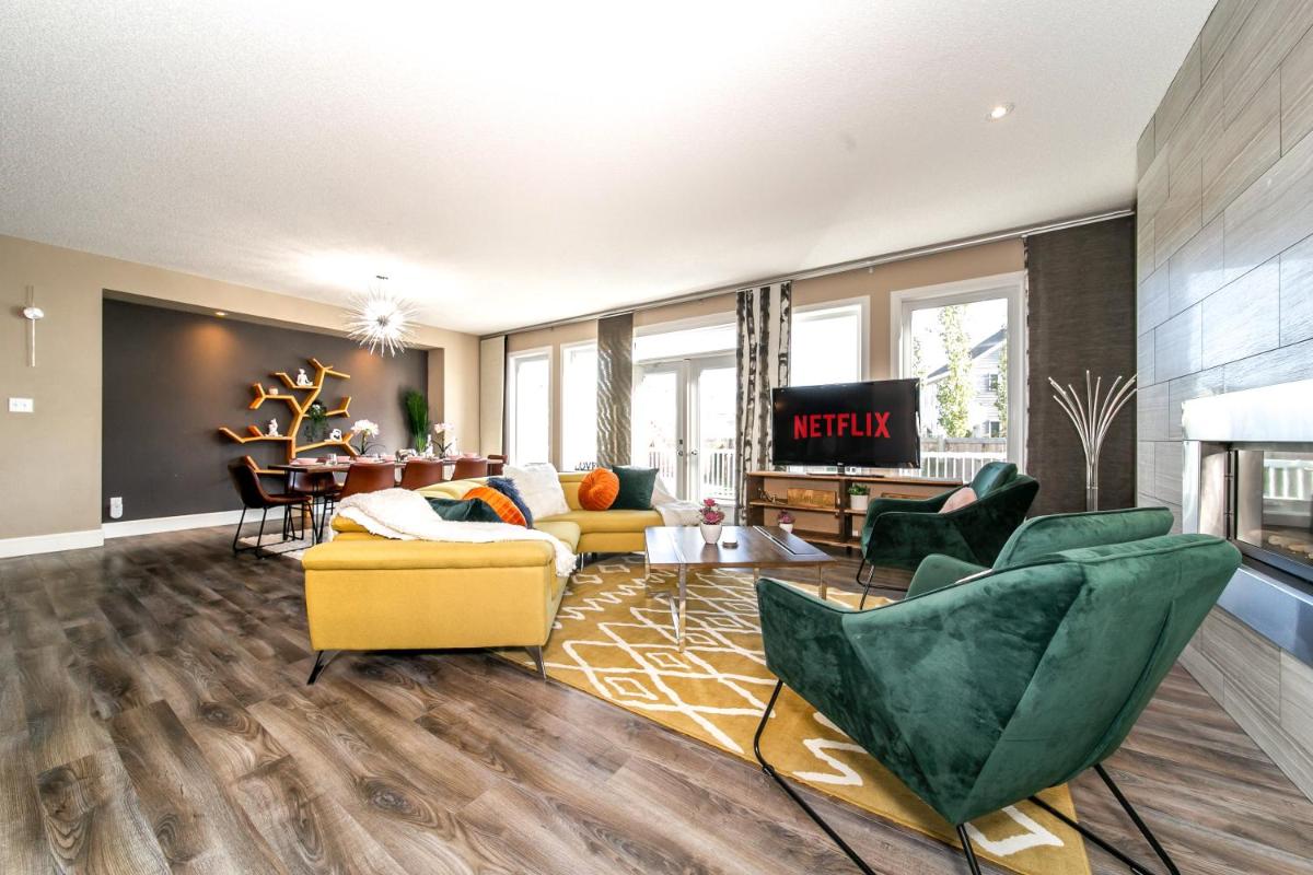 Suitetrails - LUXURIOUS SUMMERSIDE Home I Fireplace I EIA, King Bed I Fast WiFi!