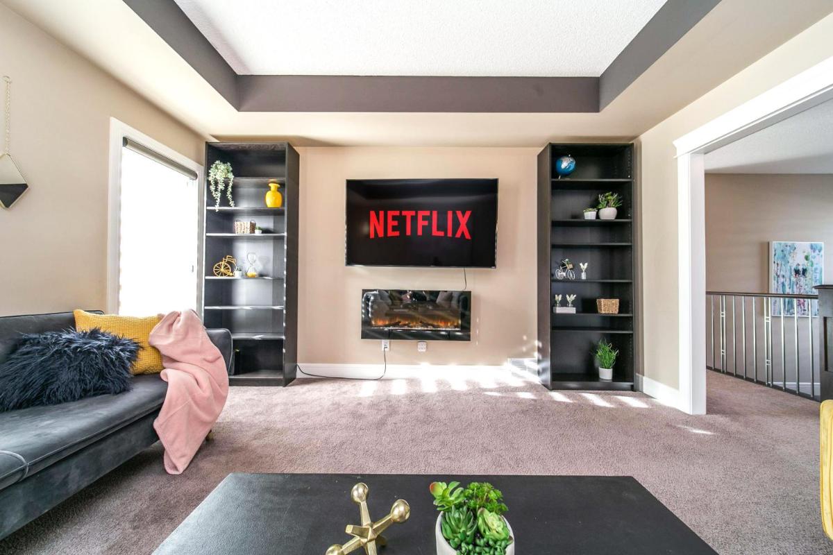 Suitetrails - LUXURIOUS SUMMERSIDE Home I Fireplace I EIA, King Bed I Fast WiFi!