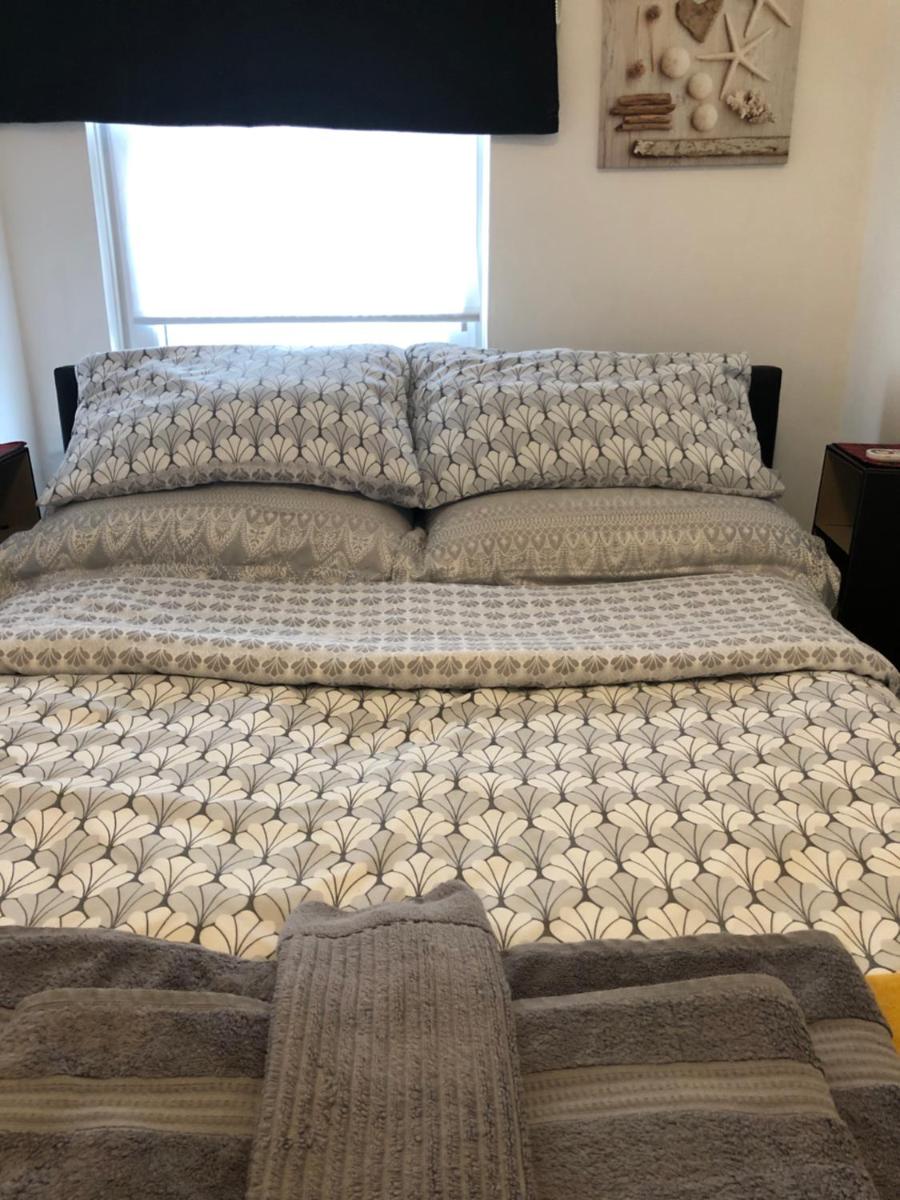 Skippers View Sunny Balcony - Housity