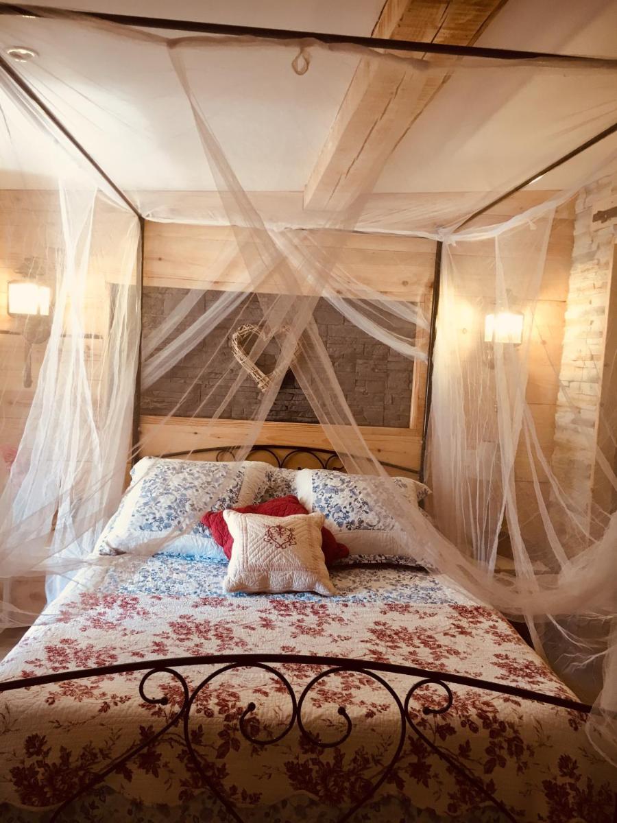 NUIT LUXE ET ROMANTISME AVEC JACUZZI DANS JARDIN CACHE - Housity