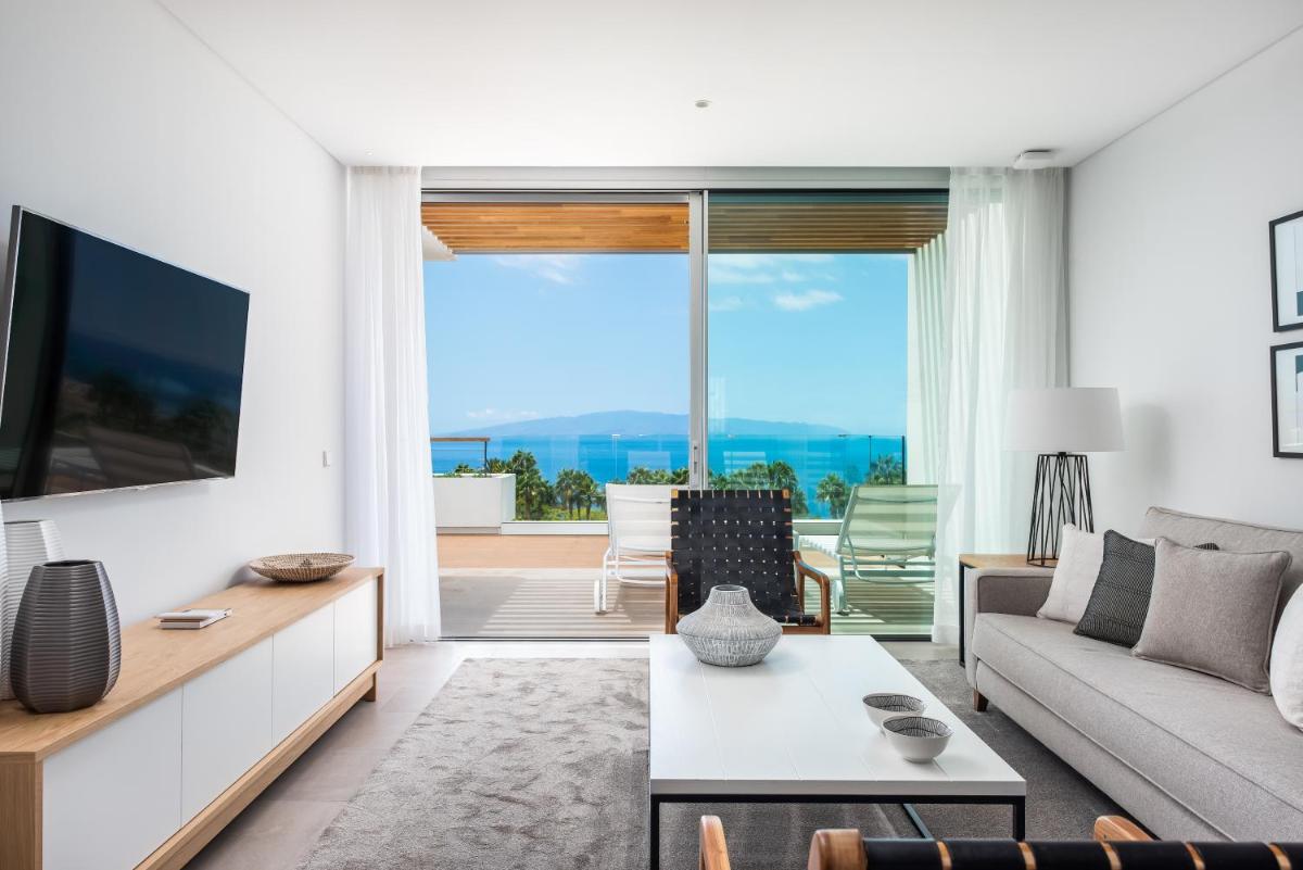 Una televisión o centro de entretenimiento en Los Jardines de Abama Suites & Villas