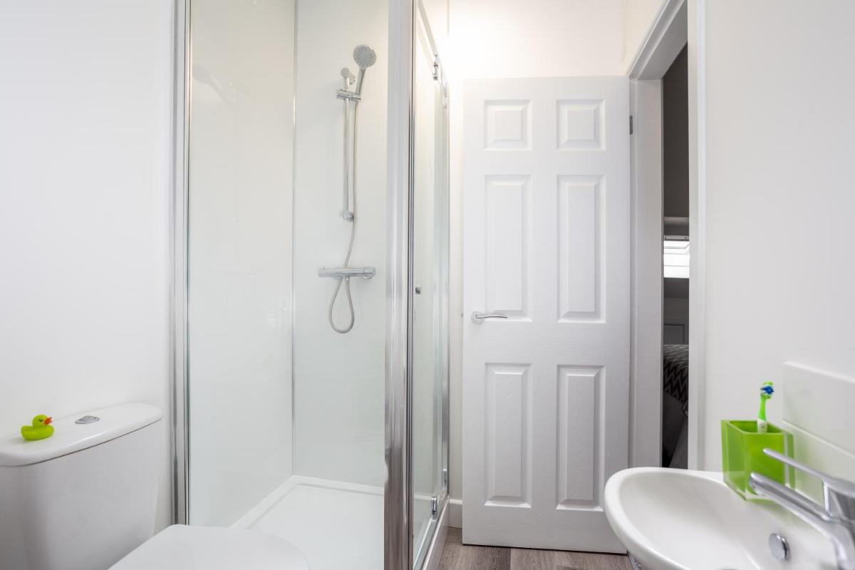 Whole house in centre of Town Ideal for Contractors and Professionals - Housity