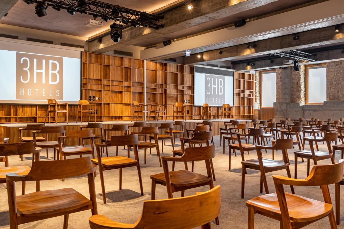uma sala cheia de cadeiras e mesas numa biblioteca em 3HB Faro em Faro mais 20 fotografias