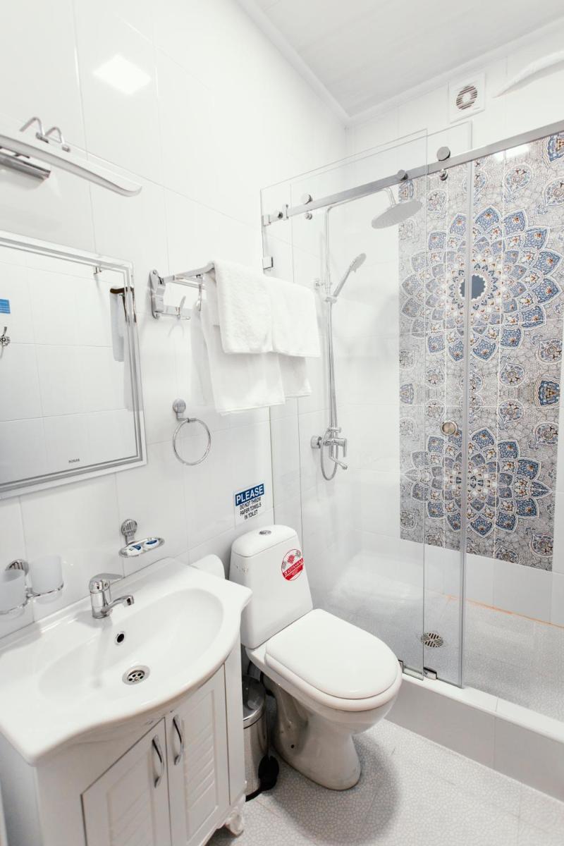 Suitetrails - Registon Saroy Hotel