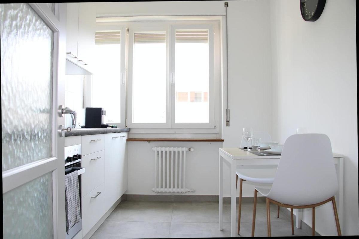 New & Modern Apartment with Beautiful Lake View! - Housity