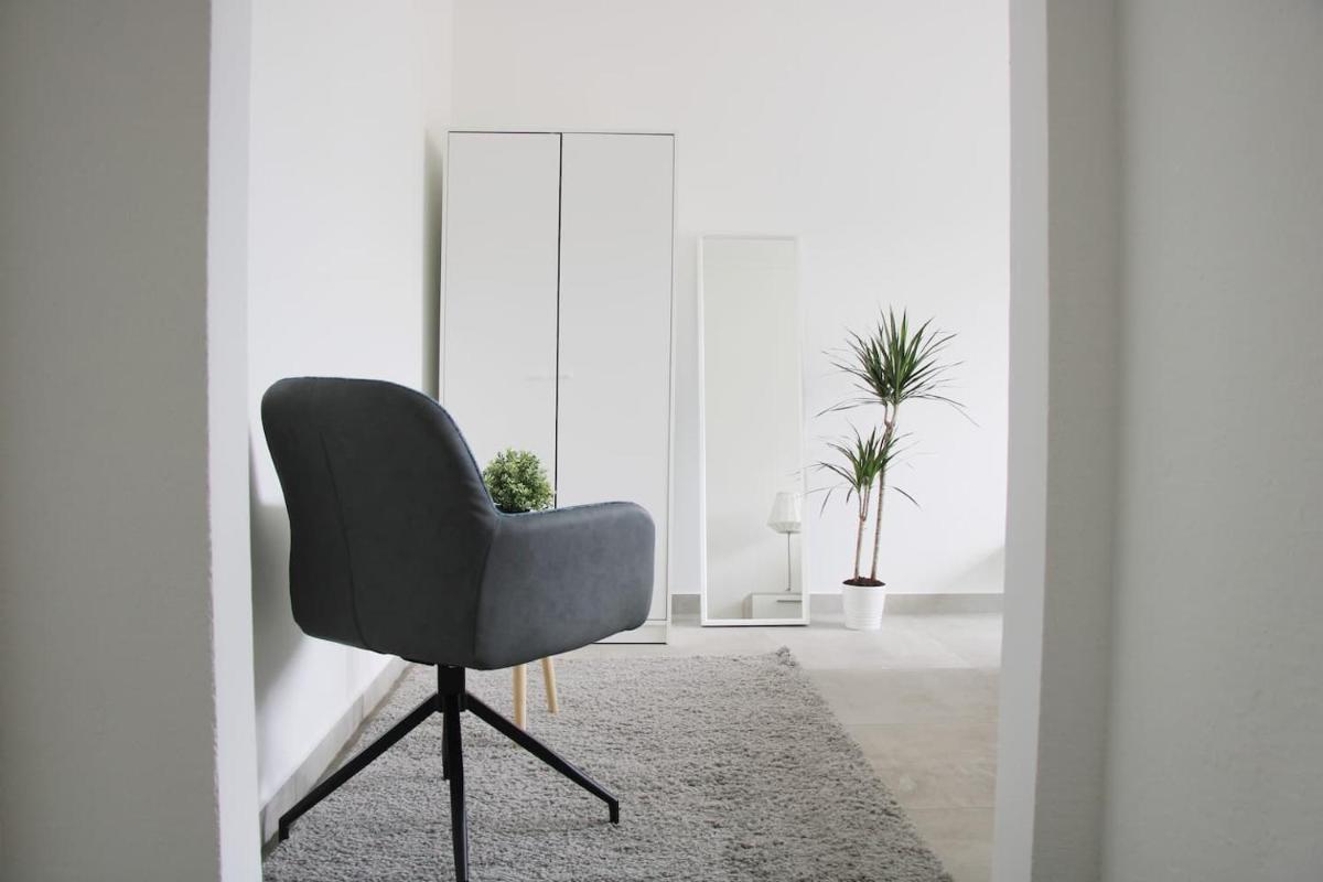 New & Modern Apartment with Beautiful Lake View! - Housity