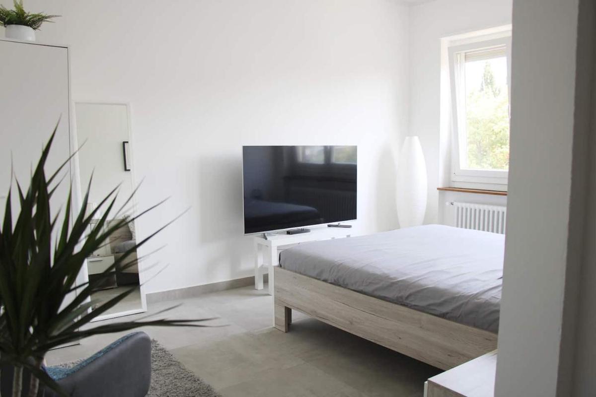 New & Modern Apartment with Beautiful Lake View! - Housity