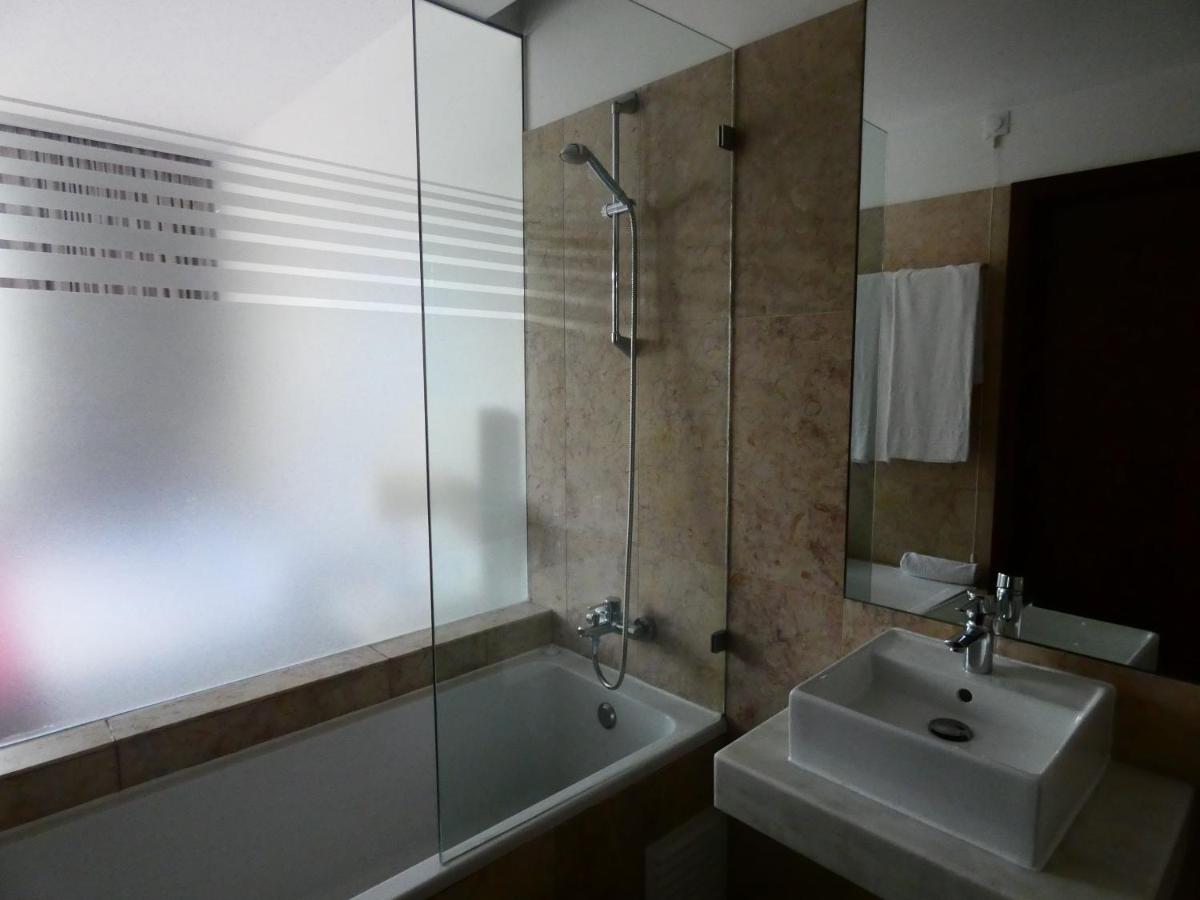 Uma casa de banho em Hotel Vila D'Óbidos