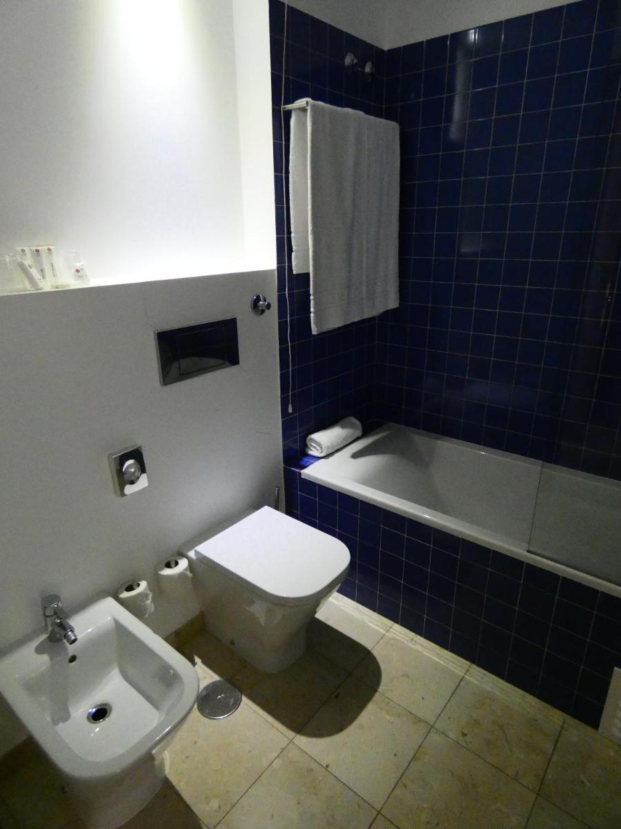 Uma casa de banho em Hotel Vila D'Óbidos