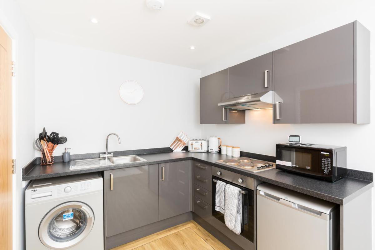Modern City Centre Apartment nr Gunwharf Quays - Housity