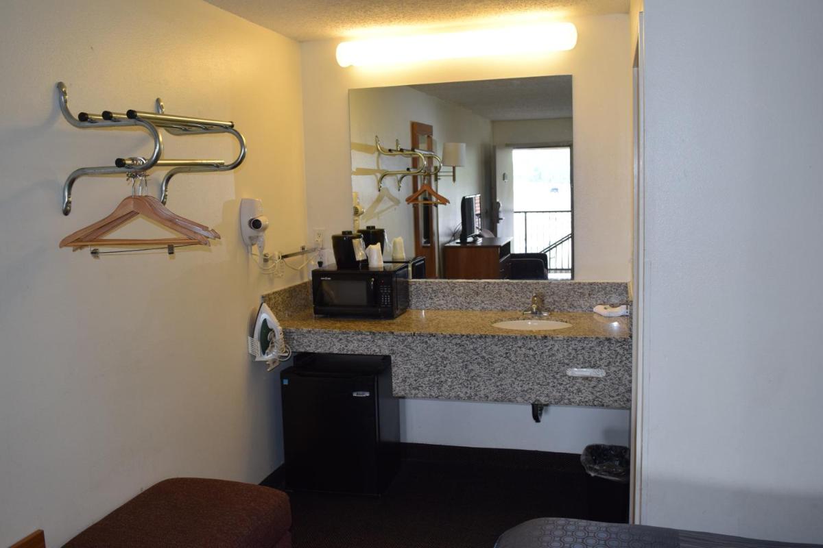 Value Inn - Livonia - Housity