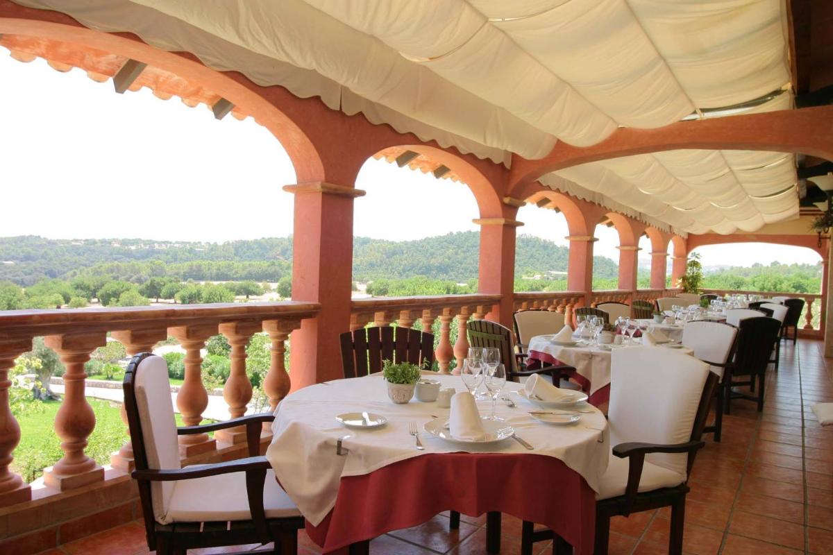 Un restaurante o sitio para comer en Monnaber Nou Finca Hotel & Spa