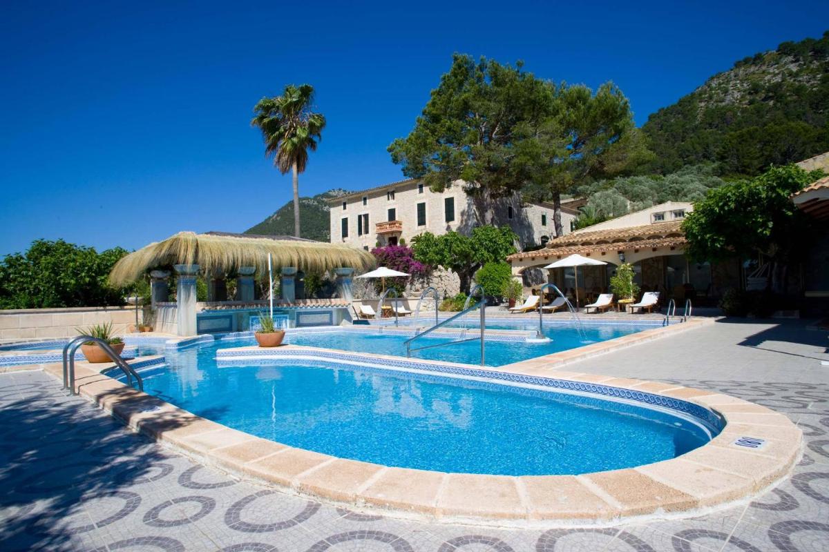 una gran piscina en un complejo turístico en Monnaber Nou Finca Hotel & Spa, en Campanet