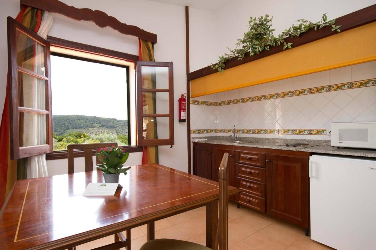 Una cocina o zona de cocina en Monnaber Nou Finca Hotel & Spa