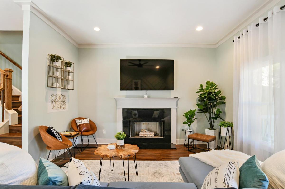 SUN LIT MODERN HOME with GOOD VIBES AND LOTS OF COFFEE - DesignedByDom - Housity