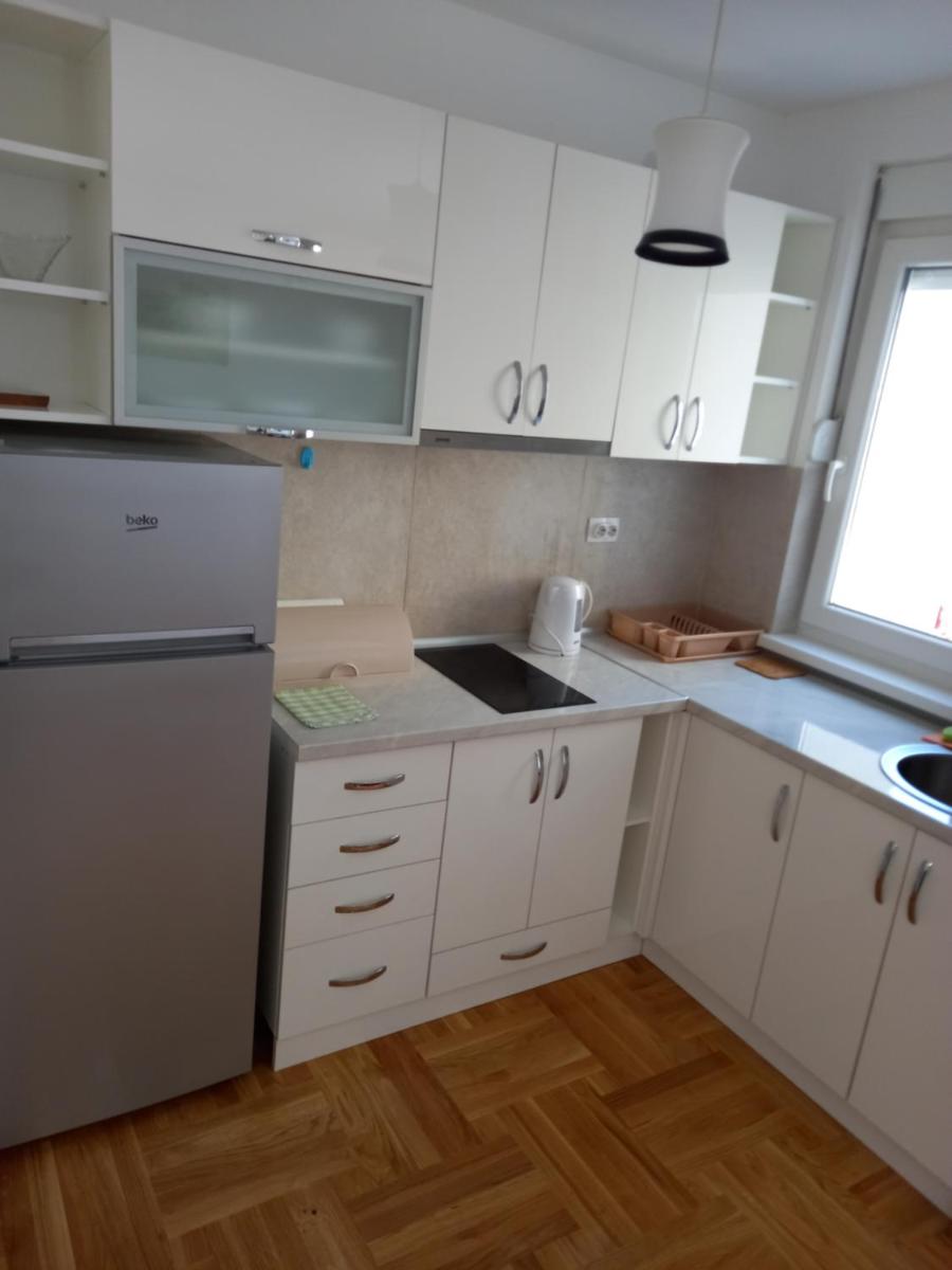 Leonora & Free Parking - Housity