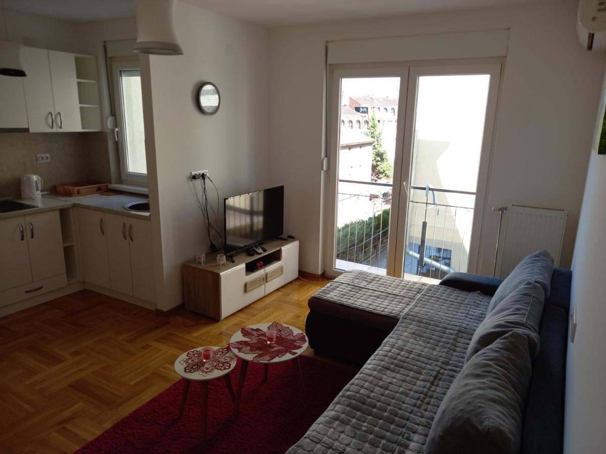 Leonora & Free Parking - Housity