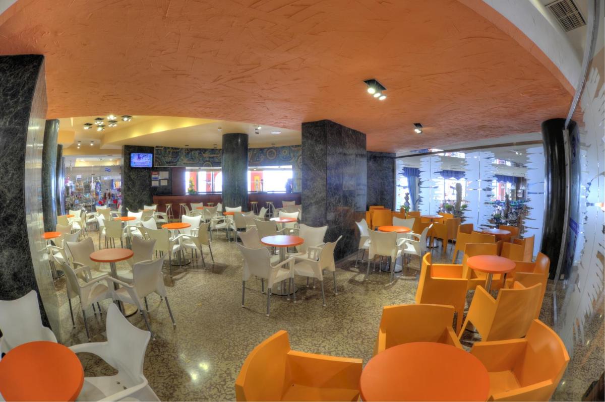 Un restaurante o sitio para comer en Hotel & Spa Entremares
