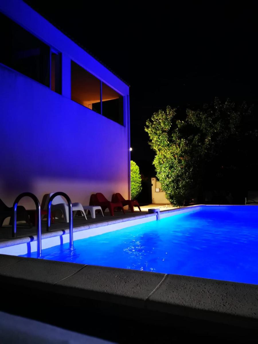 Gîtes avec grande piscine et sa terrasse privative - Housity