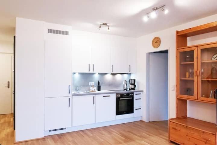 New, quiet flat next to U1, VIC, shopping mall,... - Housity