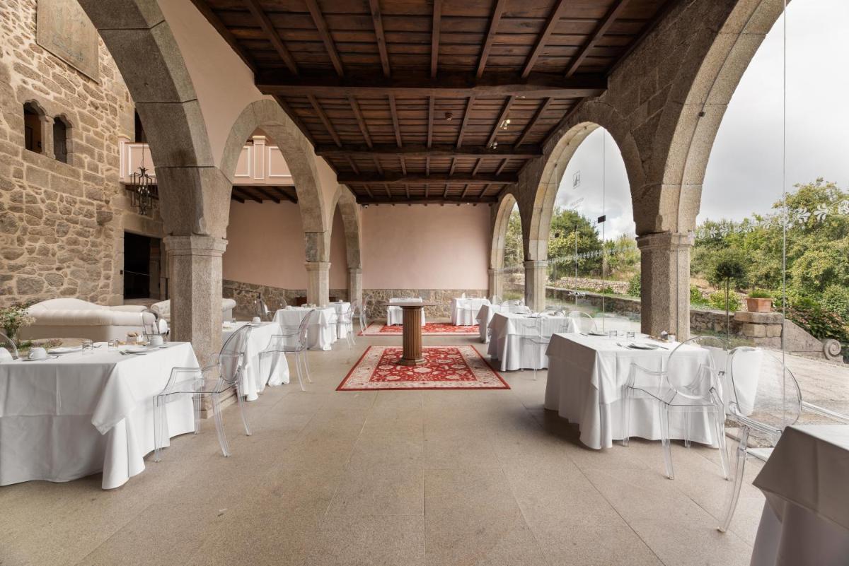 Un restaurante o sitio para comer en Áurea Palacio de Sober by Eurostars Hotel Company
