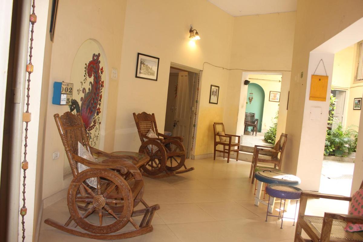 Cozy Inn - Housity