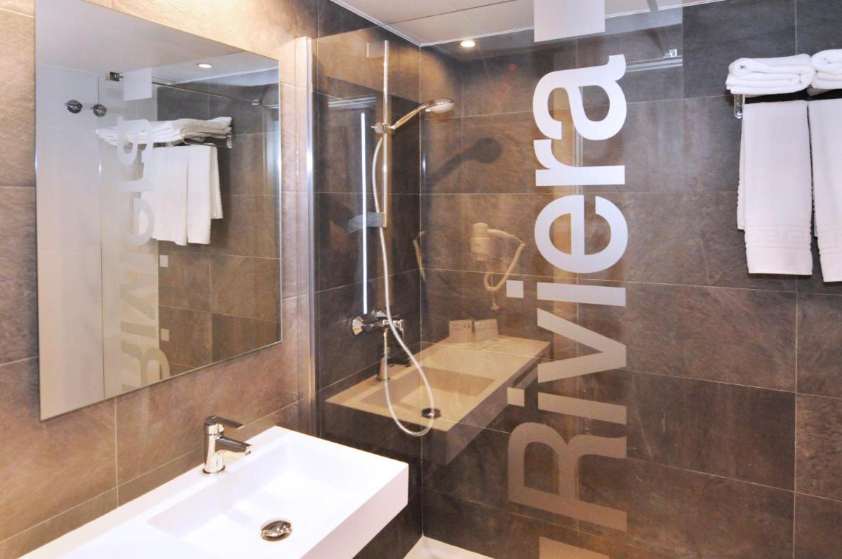 Un baño de Hotel Riviera