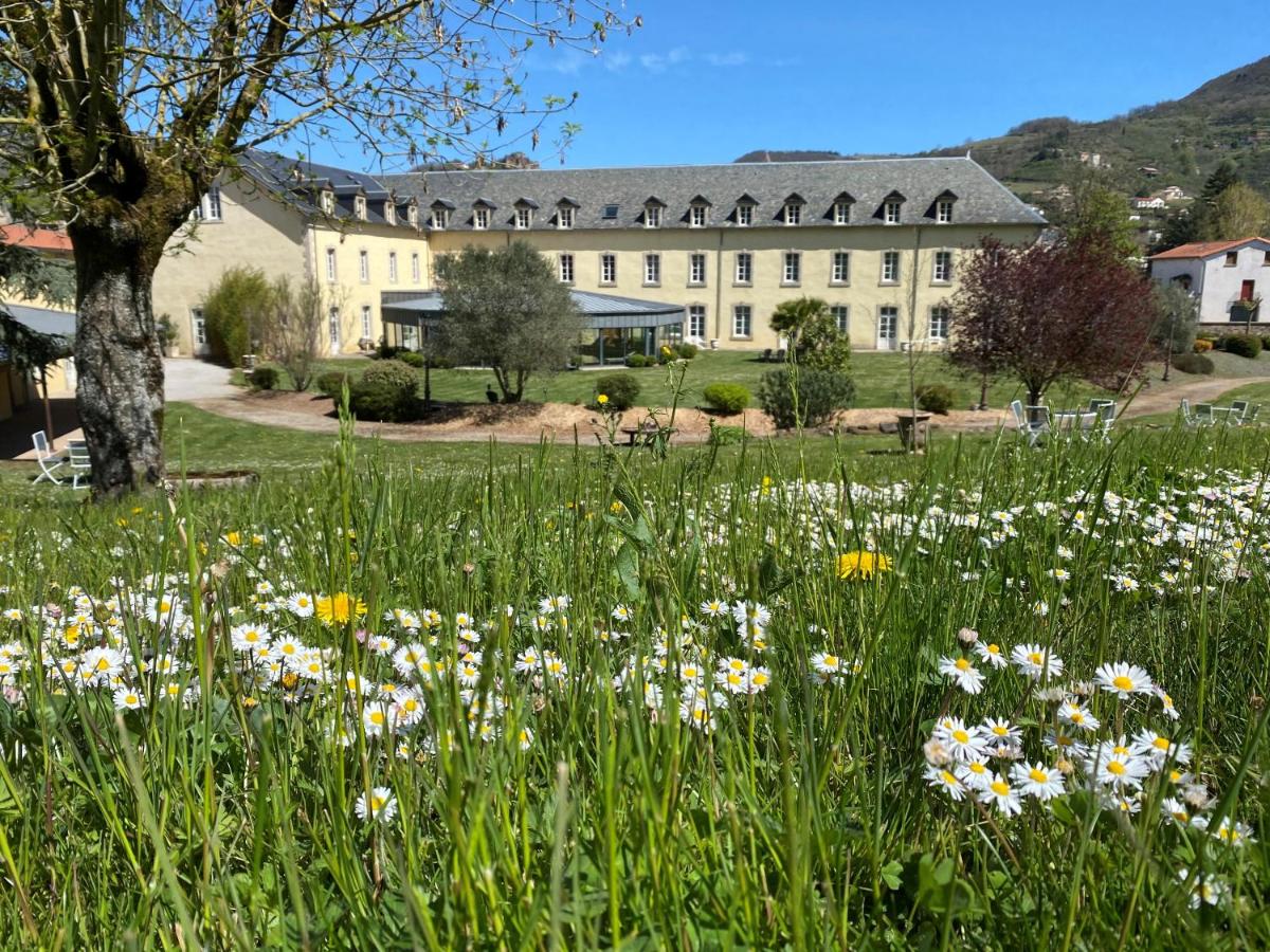 un champ de fleurs devant un bâtiment dans l'établissement Le 1837, à Saint-Affrique