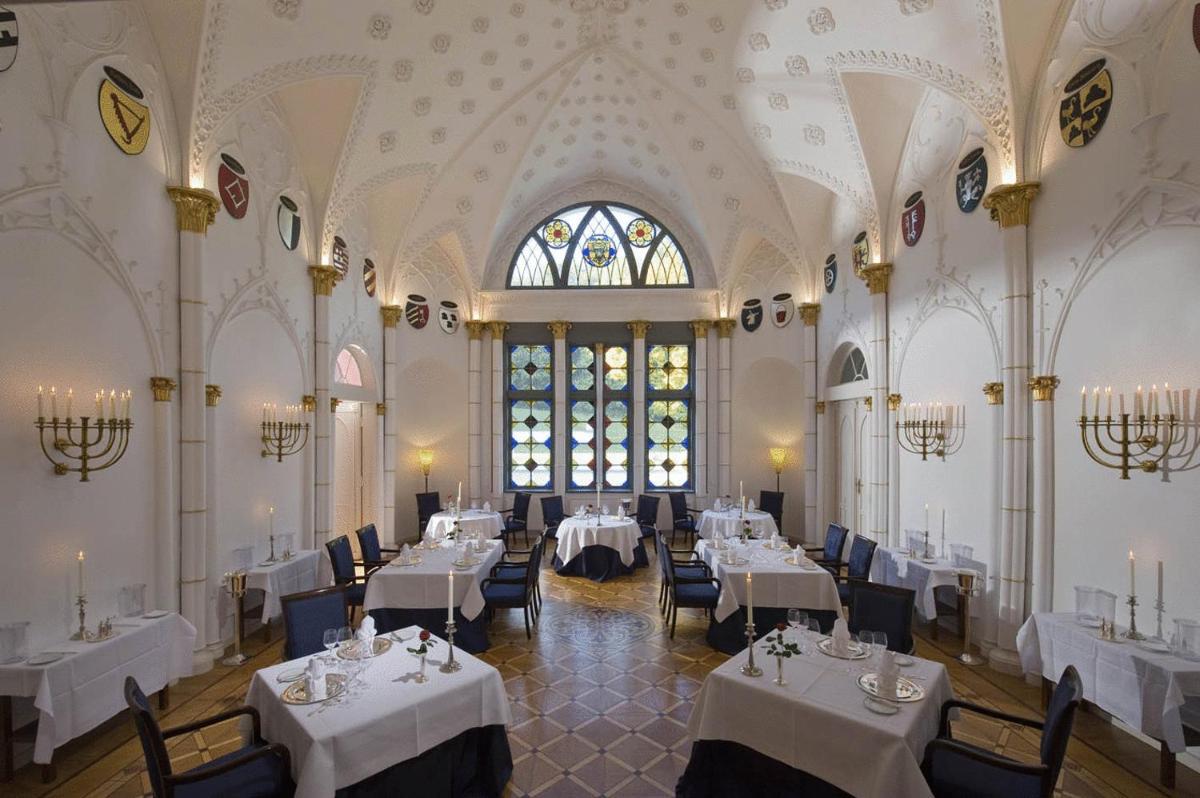 Ein Restaurant oder anderes Speiselokal in der Unterkunft Schlosshotel Burg Schlitz