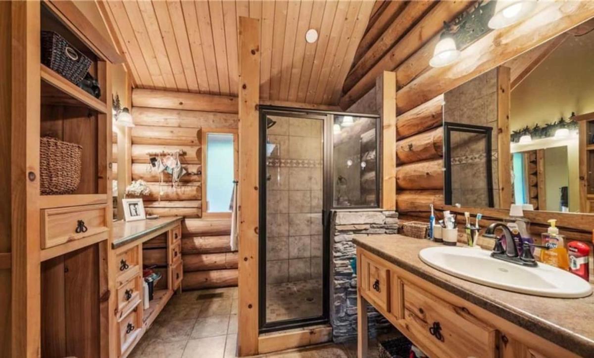 Luxury Log 7bed/6.5bath Cabin: Theater, Game Room, 7 Acres! - Housity
